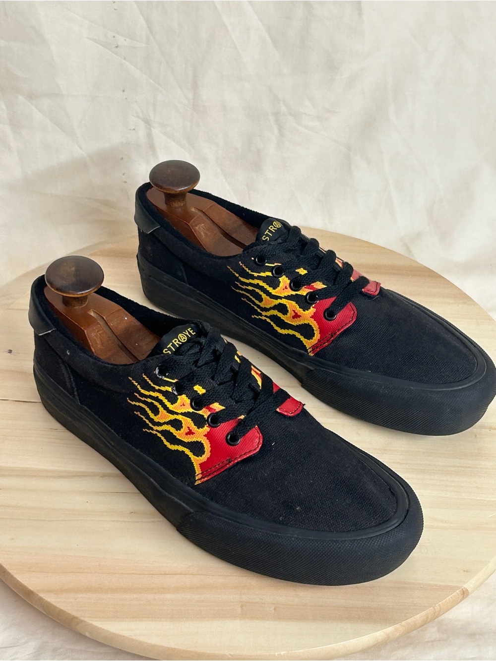 STRAYE Fairfax Black Pixel Flame Sneakers Men 7.5 Women 9